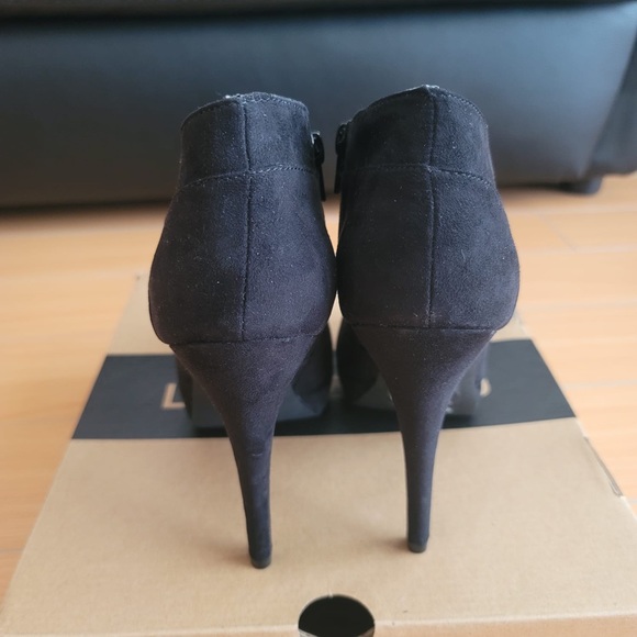 NEW Le Chateau Faux Suede Black Ankle Boots Sz 7 - Picture 5 of 6